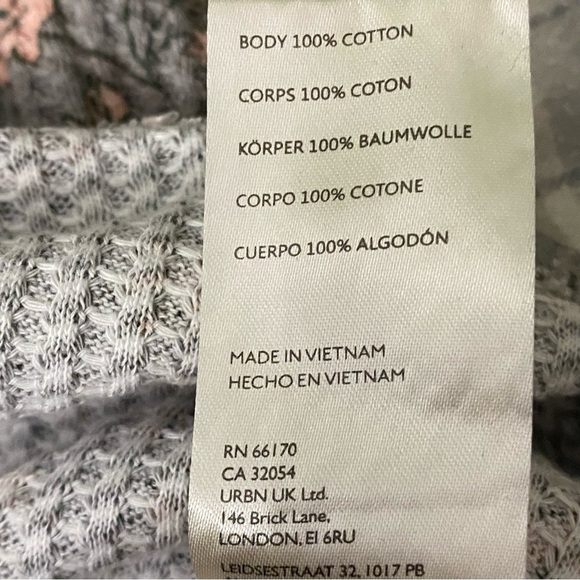 We The Free NWT Gray Waffle Knit Long Sleeve Top Thermal Floral Thumb Holes XS - Picture 5 of 9